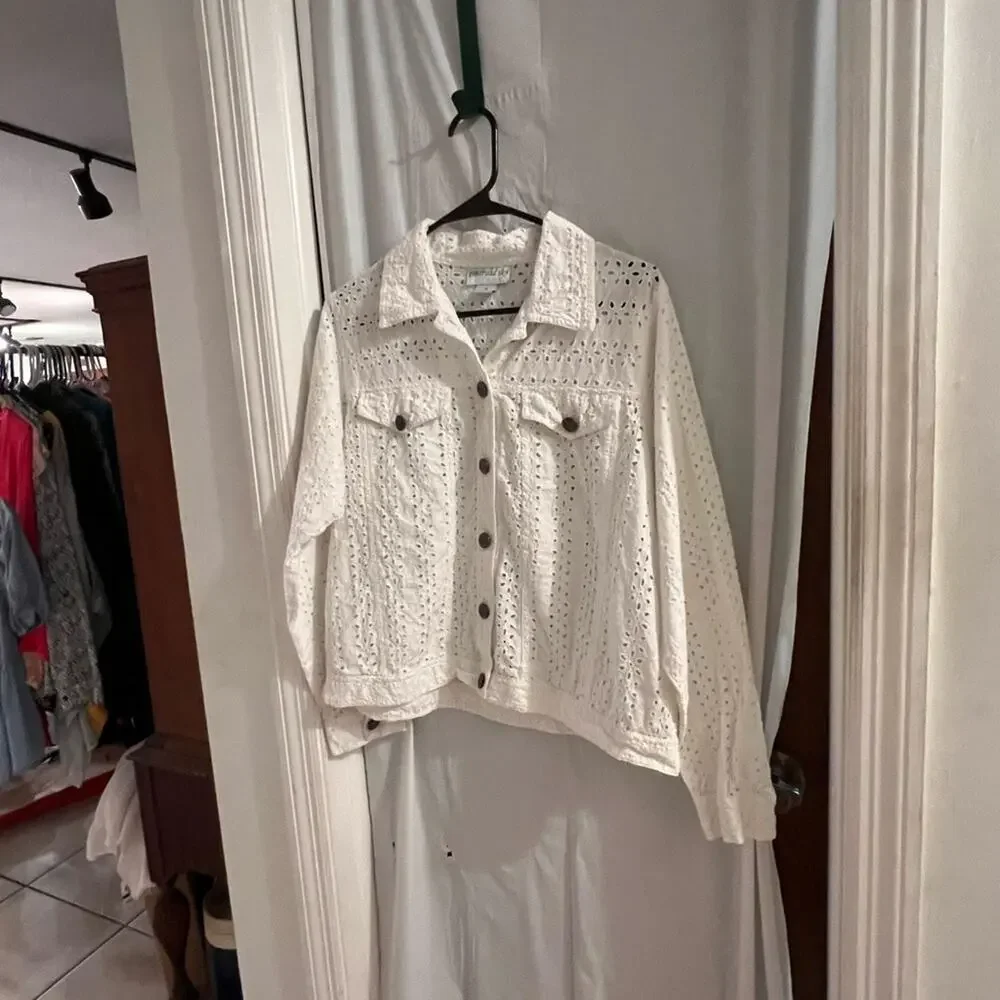 Emerald sky white eyelet lace button up jacket size medium